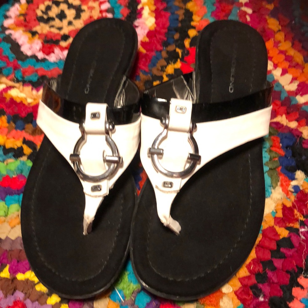 Bandalino flip sandal size 8 with buckle front strap